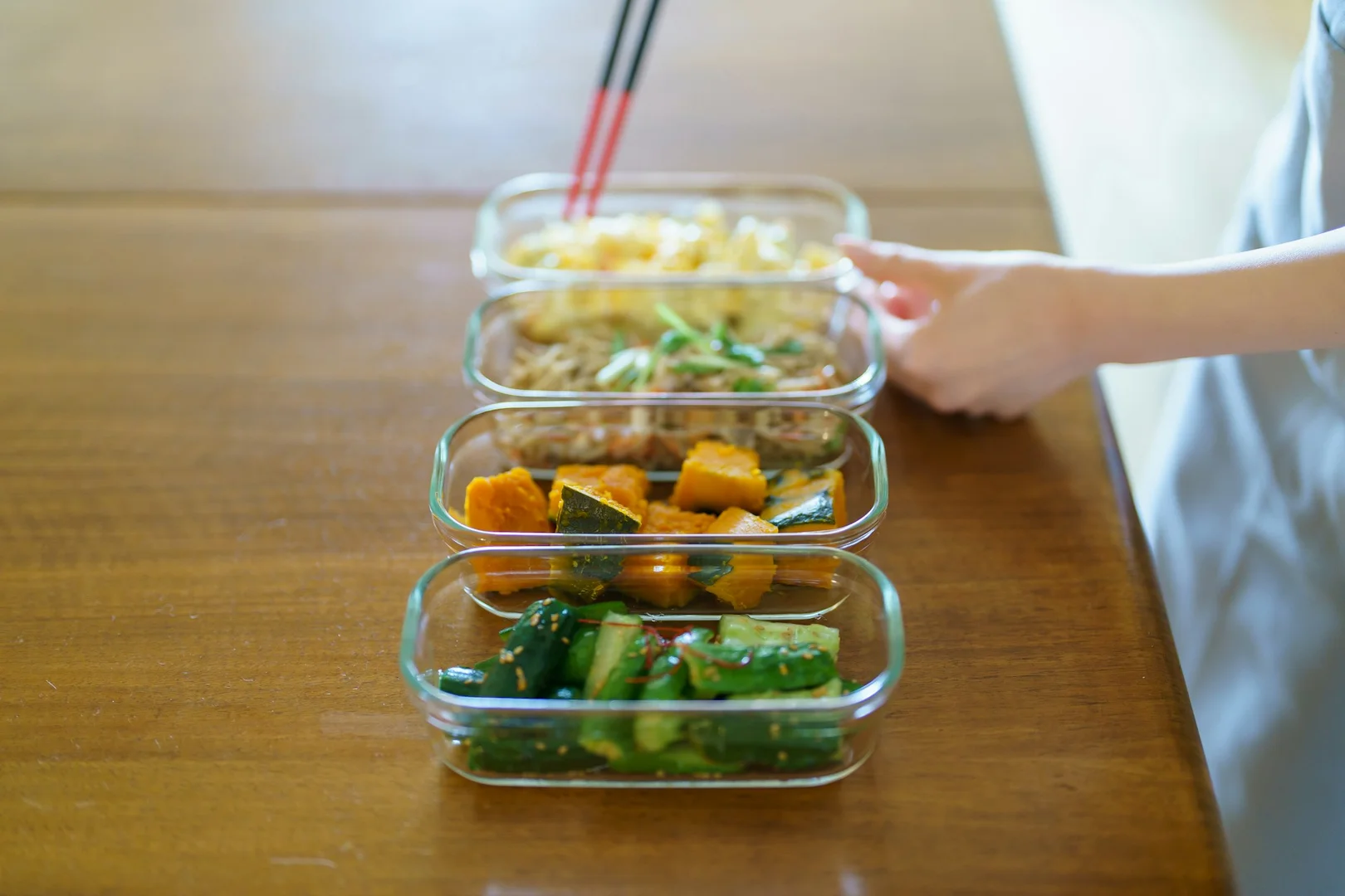 Assorted vegetarian bento boxes with colorful veggie dishes for kids’ lunches.